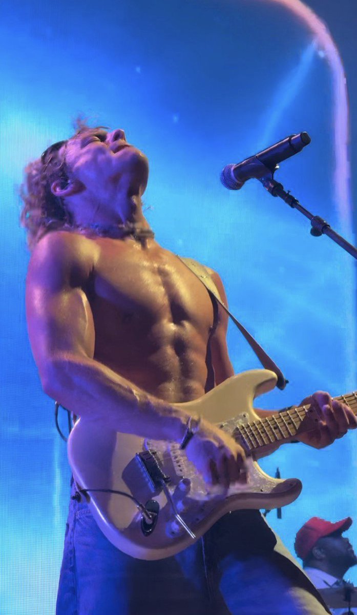 Michael10378373's tweet photo. How hot he gets when he's on stage 🥵🥵 https://t.co/PVUvyWt3fq