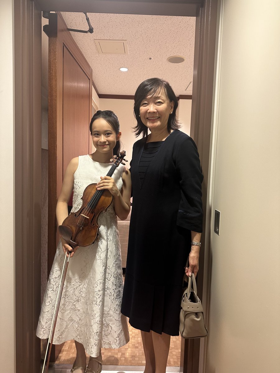 akie_official's tweet photo. 天才ヴァイオリニストのHIMARIさん
初めて生で演奏を聴き、本当に感動しました。
15歳とは思えない・・・

https://t.co/1gikh9KVQE https://t.co/3tXyiEaNaJ