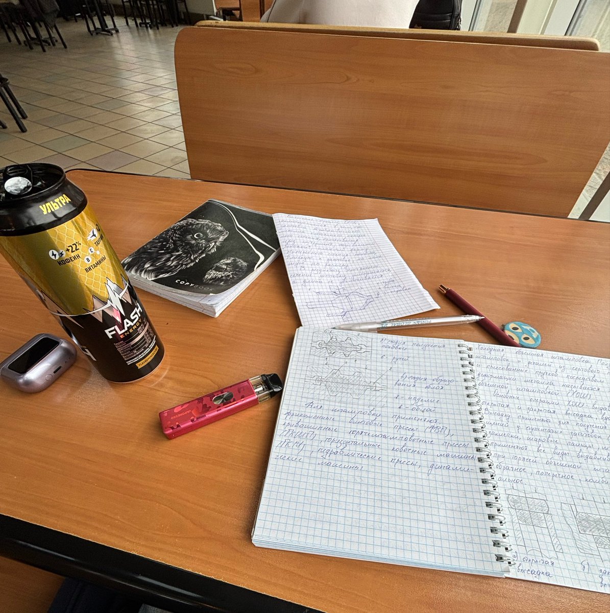 SunYWr1's tweet photo. сидит отличница делает дз перед парой 😋 https://t.co/wf8HLTQE2k
