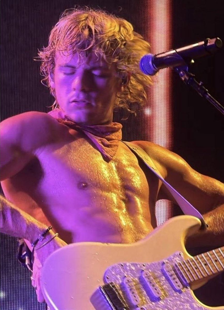 Michael10378373's tweet photo. How hot he gets when he's on stage 🥵🥵 https://t.co/PVUvyWt3fq