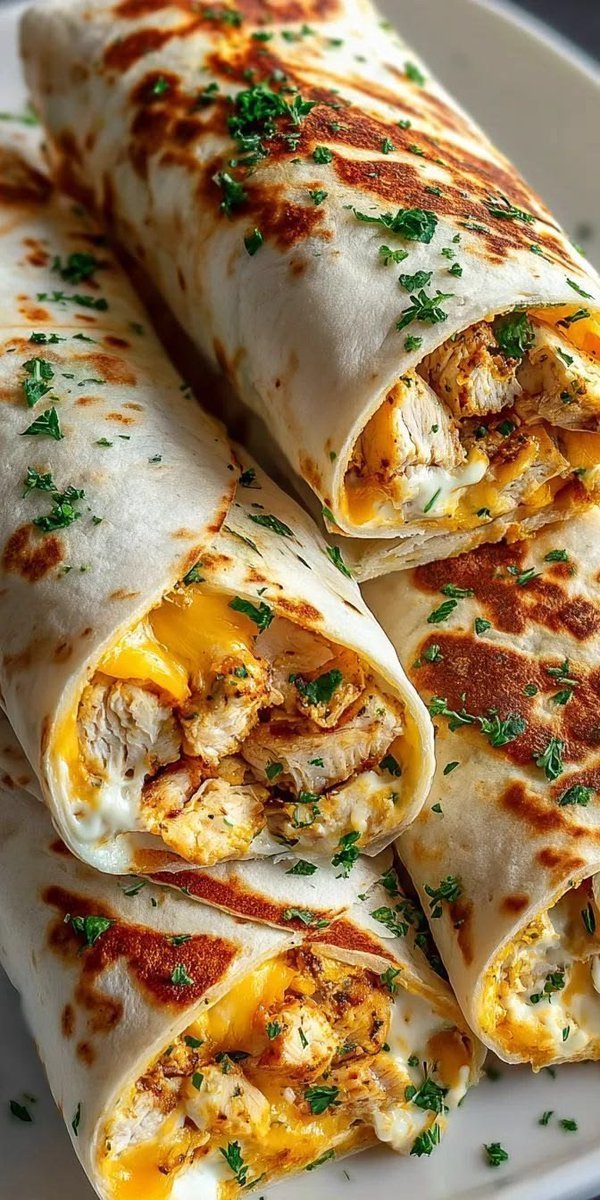 FoodXrlj8's tweet photo. Chicken caesar wraps 🌯 https://t.co/1D2rwsq4zF