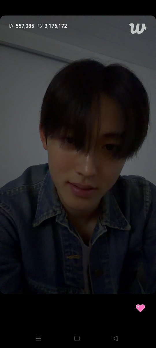 keonocill's tweet photo. Seonghyeon livee!!!! 
trimakasihhh yaa Eyan udh live mana sambil dengerin ain't in LA https://t.co/EIm3THh8MY