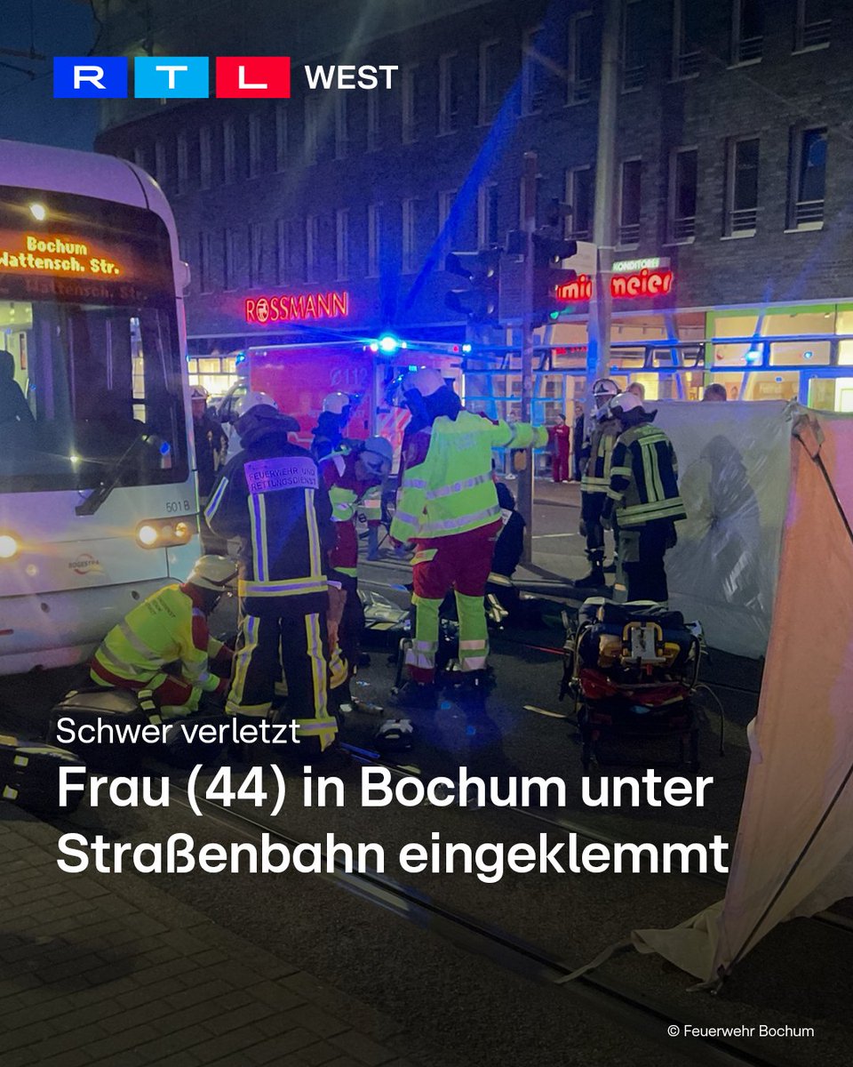 RTLWEST's tweet photo. In #Bochum ist am Dienstagabend (20.09.) eine 44-Jährige unter eine #Straßenbahn geraten. Laut #Polizei überquerte die Fußgängerin eine Straße, auf der auch die Bahn fuhr. Der Bahnfahrer leitete noch eine Gefahrbremsung ein. Trotzdem erfasste er die Frau. Passanten zogen die 44-Jährige unter der Bahn hervor. Auch ein Arzt kam zur Hilfe. Die Frau wurde schwer verletzt ins Krankenhaus gebracht. Wie genau es zu dem Unfall kam, ermittelt die Polizei.