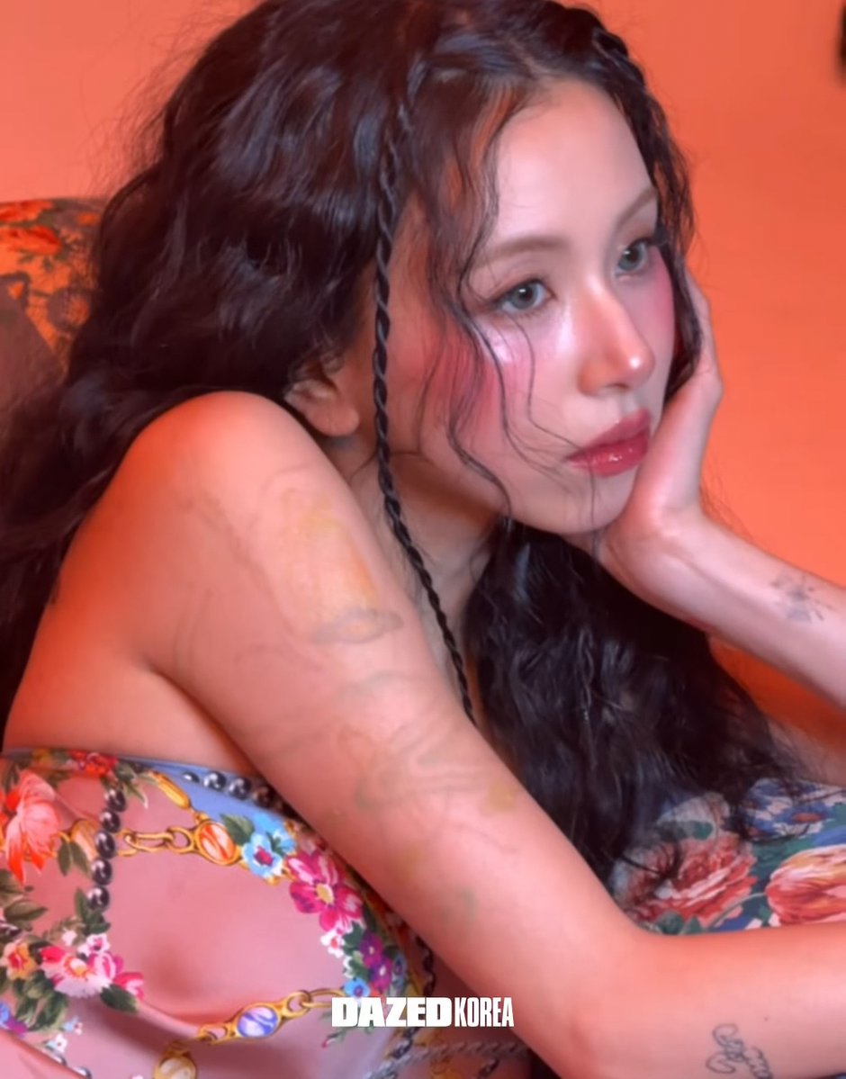 godmitzu's tweet photo. CHAEYOUNG responded to someone who paid for her Bubble just to make her feel bad about her tattoos, so she replied to embarrass them.

The person said Chaeyoung's mom must hate seeing her covered in tattoos, but Chaeyoung literally went with her mom to get her first tattoo. https://t.co/IUgrFsnxnW