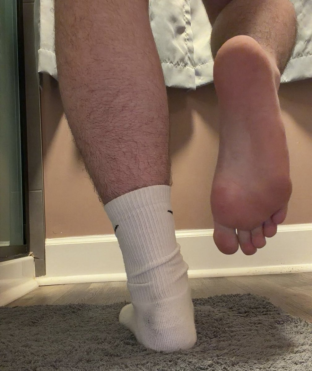 tannero0r's tweet photo. what're you doing on the ground bro? 

#malefeet #feet #socks https://t.co/AmoU4be83G