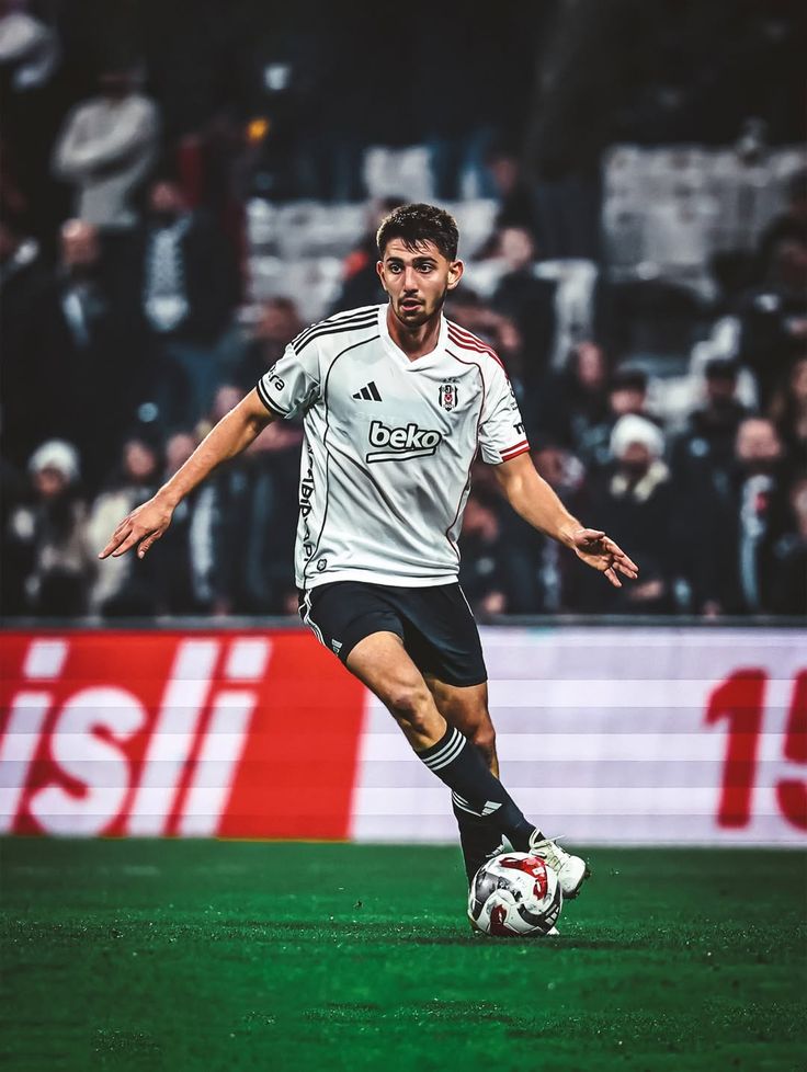bosunaV4R's tweet photo. 🚨 Beşiktaş���a 500 bin Euro’luk bonus!

Demir Ege Tıknaz’ın İtalya maçında forma giymesiyle birlikte siyah-beyazlılar 500 bin Euro bonus kazandı. https://t.co/5eM3WAcQWr