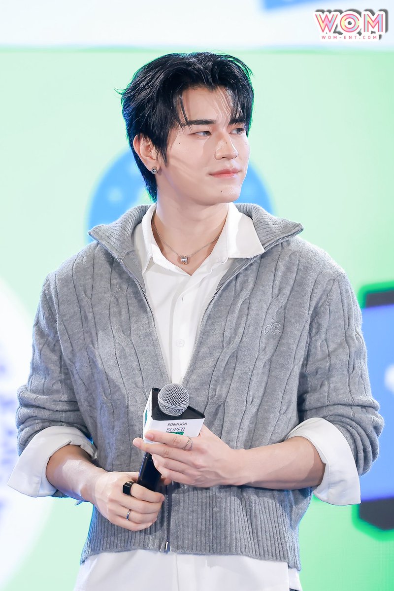 WOMENTERTAIN's tweet photo. ‘ ภูผา สิรภพ ’ ในงาน “ROBINSON SUPER JEANS WEEK 2026” 👖✨

SUPER JEANS WEEK X PHUPHA
#RobinsonSuperJeansWeekXPhupha
#phuphasrp https://t.co/jzVPWigutY
