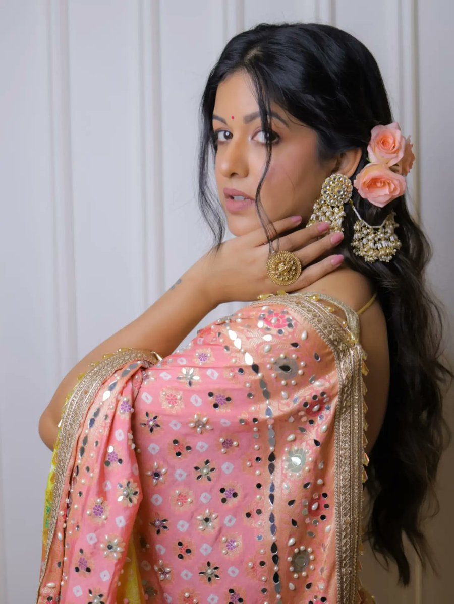 SabrinaMezwek's tweet photo. Ishita Dutta steals the spotlight with her effortlessly elegant saree look. https://t.co/fv8GxpGLBk