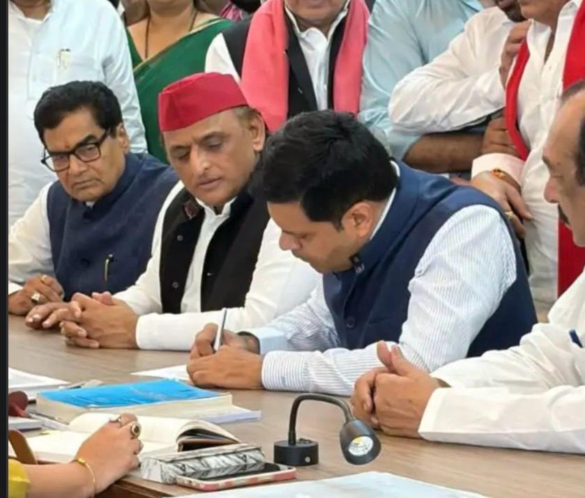 DhanrajNathwani's tweet photo. उत्तर प्रदेश से राज्यसभा के लिए मुझे समाजवादी पार्टी का उम्मीदवार बनाए जाने पर माननीय राष्ट्रीय अध्यक्ष श्री अखिलेश यादव जी का हृदय से आभार एवं धन्यवाद करता हूँ।

सार्वजनिक जीवन के इस नए पड़ाव की ओर आज लखनऊ में माननीय अखिलेश यादव जी की  उपस्थिति में राज्यसभा के लिए मैंने अपना नामांकन दाखिल किया।

आप सभी के स्नेह, विश्वास और शुभकामनाओं के लिए हृदय से आभार।
@yadavakhilesh @samajwadiparty
