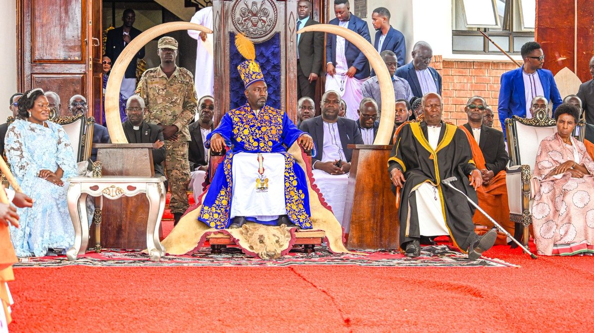MpororoMyRoots's tweet photo. The peaceful transition of leadership in Tooro is a moment worth celebrating. President Yoweri Museveni’s presence at the coronation reflected the importance of cooperation between cultural institutions and the central government. https://t.co/IZGTaHAdDE