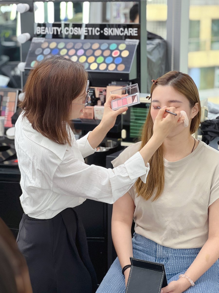 DestinyPieroni's tweet photo. Soft pink eyeshadow for a youthful, sweet look that brightens your complexion, makes you look younger and more vibrant, and adds an ethereal touch. https://t.co/rgWtxh93q1