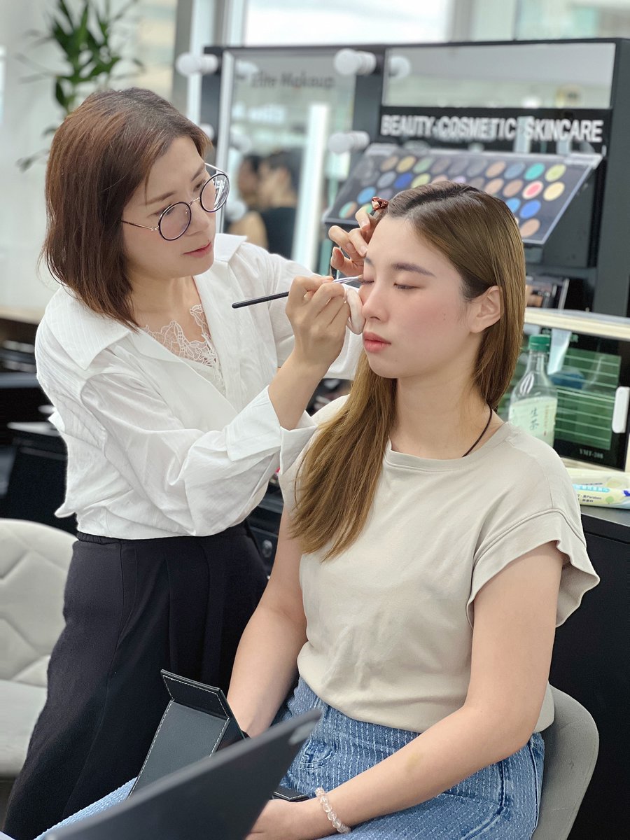 DestinyPieroni's tweet photo. Soft pink eyeshadow for a youthful, sweet look that brightens your complexion, makes you look younger and more vibrant, and adds an ethereal touch. https://t.co/rgWtxh93q1