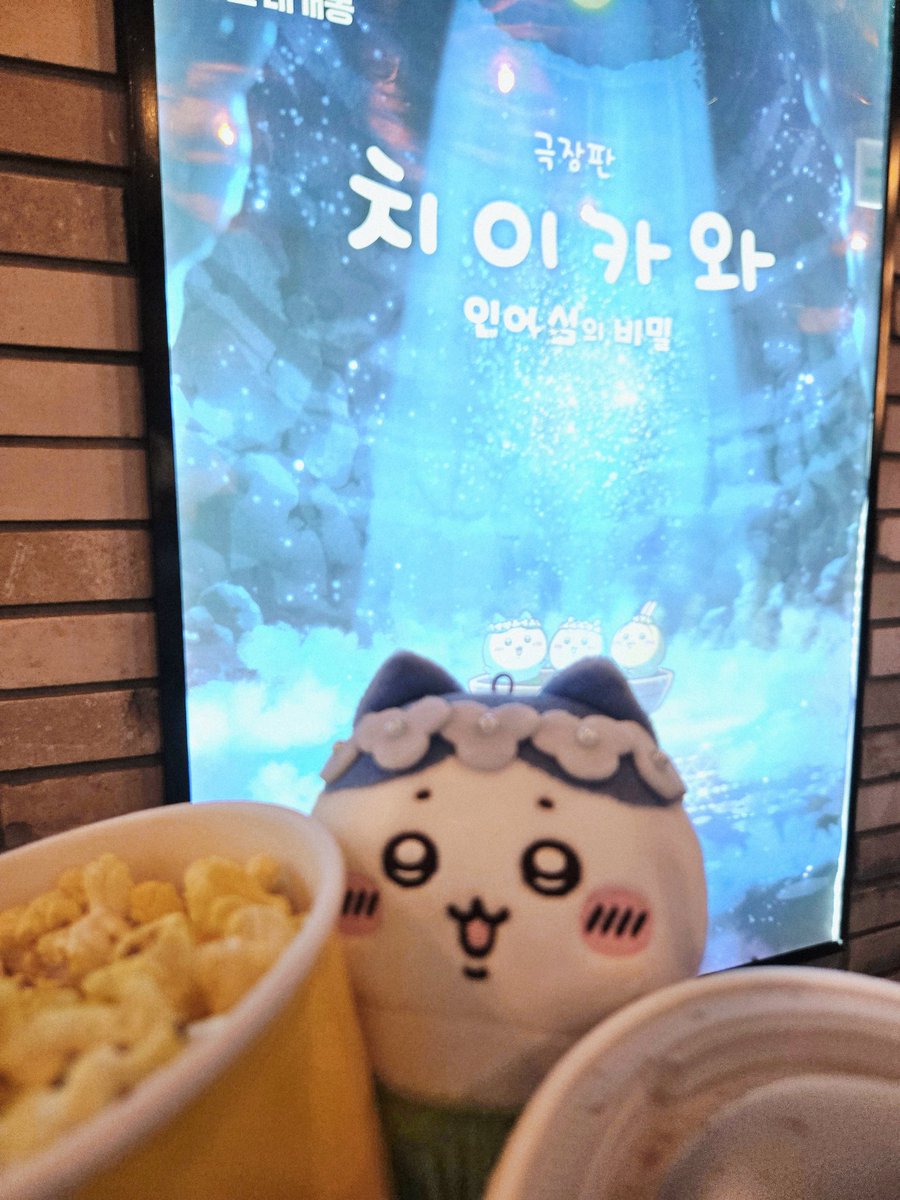 BLUE__S0DA's tweet photo. 치이카와 영��� 보구 왔어요
티켓 특전 가지고 싶었는데... 다 보고 나오니 티켓 품절이래서 포스터만 받은...ㅠㅠ
너무 아쉬워 https://t.co/HbOQtm1Y0i
