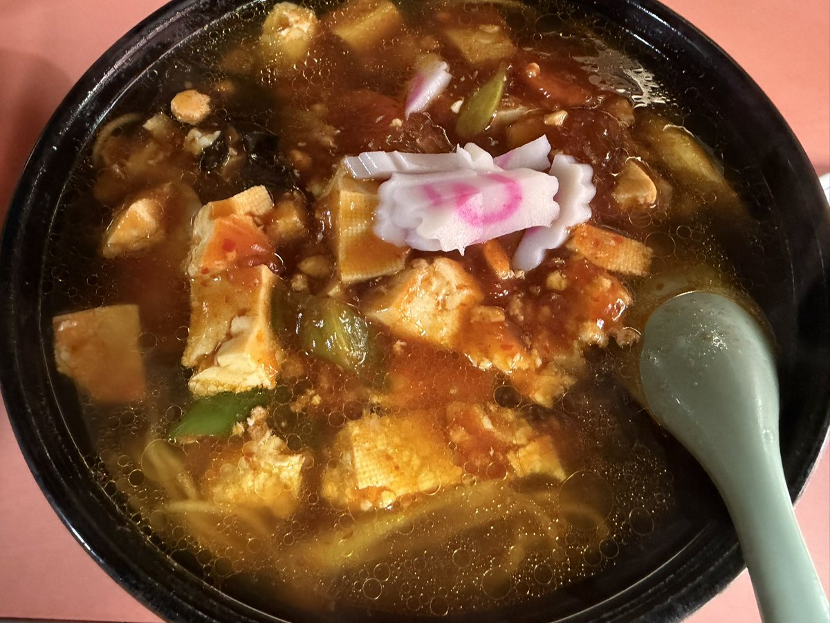 ISA66692528's tweet photo. 群馬県高崎市の老舗町中華「久華」へ。
マーボーラーメン（¥850）と餃子（¥400）をいただきました。
熱々の麻婆と細縮れ麺が絶妙なラーメンに、奥様が手包みするもっちり餃子。どちらも大満足の美味しさでした！
ご夫婦で守る温かい味わいに、ほっこり。
ごちそうさまでした！#久華 #高崎絶メシ https://t.co/HiOd4DV6xR
