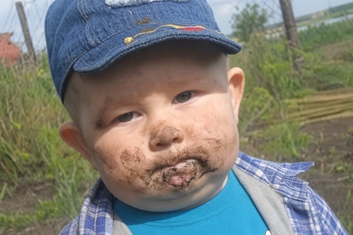 naiivememe's tweet photo. 5 yo me eating mud instead of buying lands or NVIDIA shares in 1999 https://t.co/3eGxtspib4