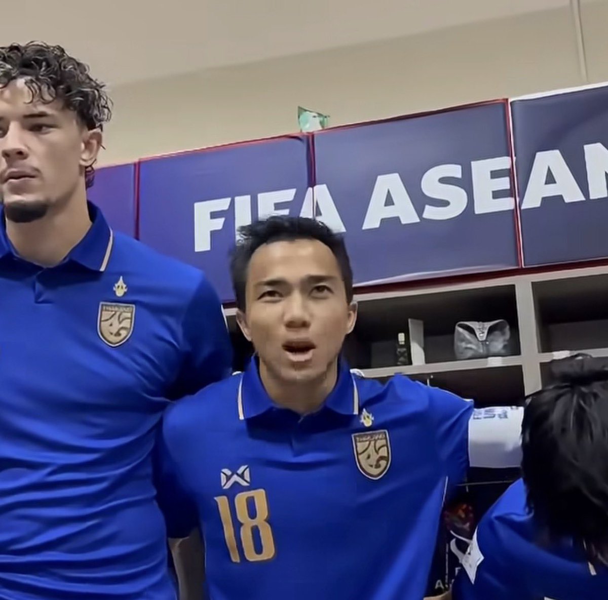 ThaiFootballs's tweet photo. 🗣️ “We want to reach the final, right? We want to be champions, right?”

🗣️ “Vietnam think they’re better than us, don’t they?”

🗣️ “Let’s prove them wrong.”

Captain Chanathip Songkrasin firing up his Thailand teammates before their 2-0 win over Vietnam, which booked their place in the FIFA ASEAN Cup 2026 final. 🇹🇭🔥