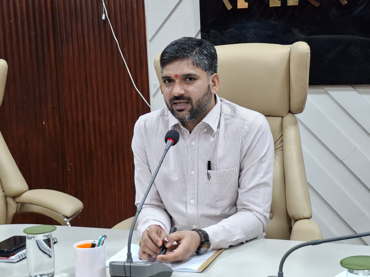 dcjamtara's tweet photo. समाहरणालय सभागार में आज जिला स्तरीय खनन टास्क फोर्स की आहूत बैठक में जिले में अवैध खनन एवं अवैध खनिज परिवहन तथा व्यापार की रोकथाम हेतु सभी थाना क्षेत्रों में अवैध खनन एवं परिवहन पर नियमित छापेमारी के साथ सख्ती से कार्रवाई करने, खनन प्रभावित क्षेत्रों में पेट्रोलिंग बढ़ाने, जीपीएस युक्त वाहनों से कोयला ढुलाई करने, अवैध मुहानों को तकनीक के माध्यम से बंद करने सहित विभिन्न बिंदुओं पर विस्तृत समीक्षा करते हुए संबंधित अधिकारियों को समुचित एवं प्रभावी कार्रवाई सुनिश्चित करने हेतु आवश्यक दिशा निर्देश दिया।
@AlokDubeyIAS 
@JharkhandCMO 
@prdjharkhand