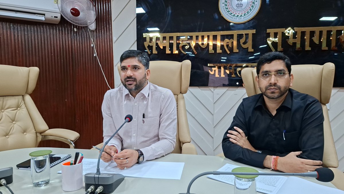 dcjamtara's tweet photo. समाहरणालय सभागार में आज जिला स्तरीय खनन टास्क फोर्स की आहूत बैठक में जिले में अवैध खनन एवं अवैध खनिज परिवहन तथा व्यापार की रोकथाम हेतु सभी थाना क्षेत्रों में अवैध खनन एवं परिवहन पर नियमित छापेमारी के साथ सख्ती से कार्रवाई करने, खनन प्रभावित क्षेत्रों में पेट्रोलिंग बढ़ाने, जीपीएस युक्त वाहनों से कोयला ढुलाई करने, अवैध मुहानों को तकनीक के माध्यम से बंद करने सहित विभिन्न बिंदुओं पर विस्तृत समीक्षा करते हुए संबंधित अधिकारियों को समुचित एवं प्रभावी कार्रवाई सुनिश्चित करने हेतु आवश्यक दिशा निर्देश दिया।
@AlokDubeyIAS 
@JharkhandCMO 
@prdjharkhand