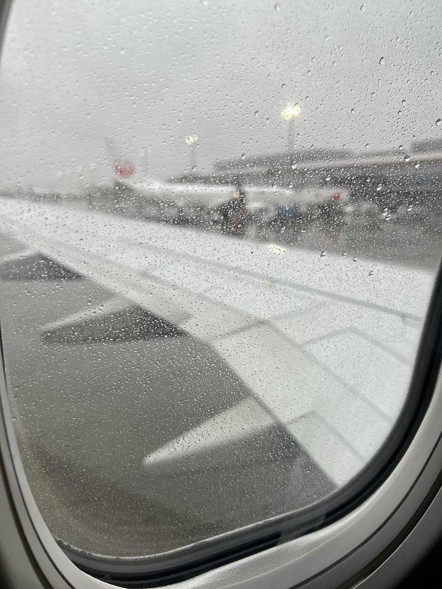 sagaikoLOVE's tweet photo. Sです
東京雨やないかーい
傘ないやんけーつんだ https://t.co/WvIDUyb6gy