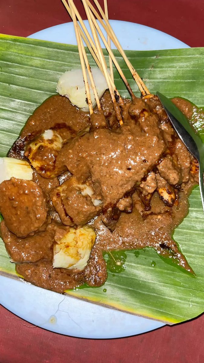 Novit_aa's tweet photo. Kalau suruh milih, pilih sate Madura atau sate Padang? https://t.co/T5xFxhwp7f