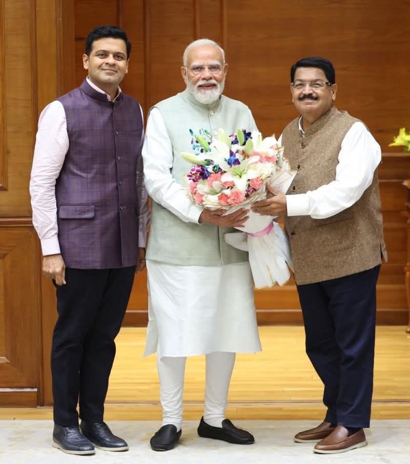 jpsin1's tweet photo. UP से BJP के खाते में 9 राज्यसभा सीट जाने की बधाई……॥

 मान गए भाई 🤣🤣🤣

गुजराती उद्योगपति धनराज परिमल  नथवानी को अखिलेश यादव ने राज्यसभा भेजा जो बीजेपी के बेहद करीबी हैं और गुजरात क्रिकेट एसोसिएशन के अध्यक्ष है

धनराज के पिता परिमल नाथवानी बीजेपी से राज्यसभा में है

अखिलेश जी और रामगोपाल जी तो सपाइयों के MY के भावनाओं के  साथ ही खेल गए🤣🤣

बोले तो KLPD कर दिए 🤣

चलो बे सपाइयों बीजेपी के धनराज नथवानी और अखिलेश यादव के लिए दरी चादर लगाओ झाड़ू लगाओ अखिलेश यादव के बच्चों की गाड़ी साफ करो बे

 तुम्हारी यही औकात है बे