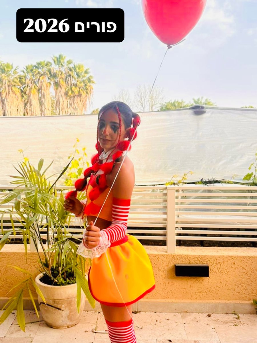 MarryBeermann's tweet photo. Amazing McDonald’s girl costume for Purim https://t.co/UCE73HqFck