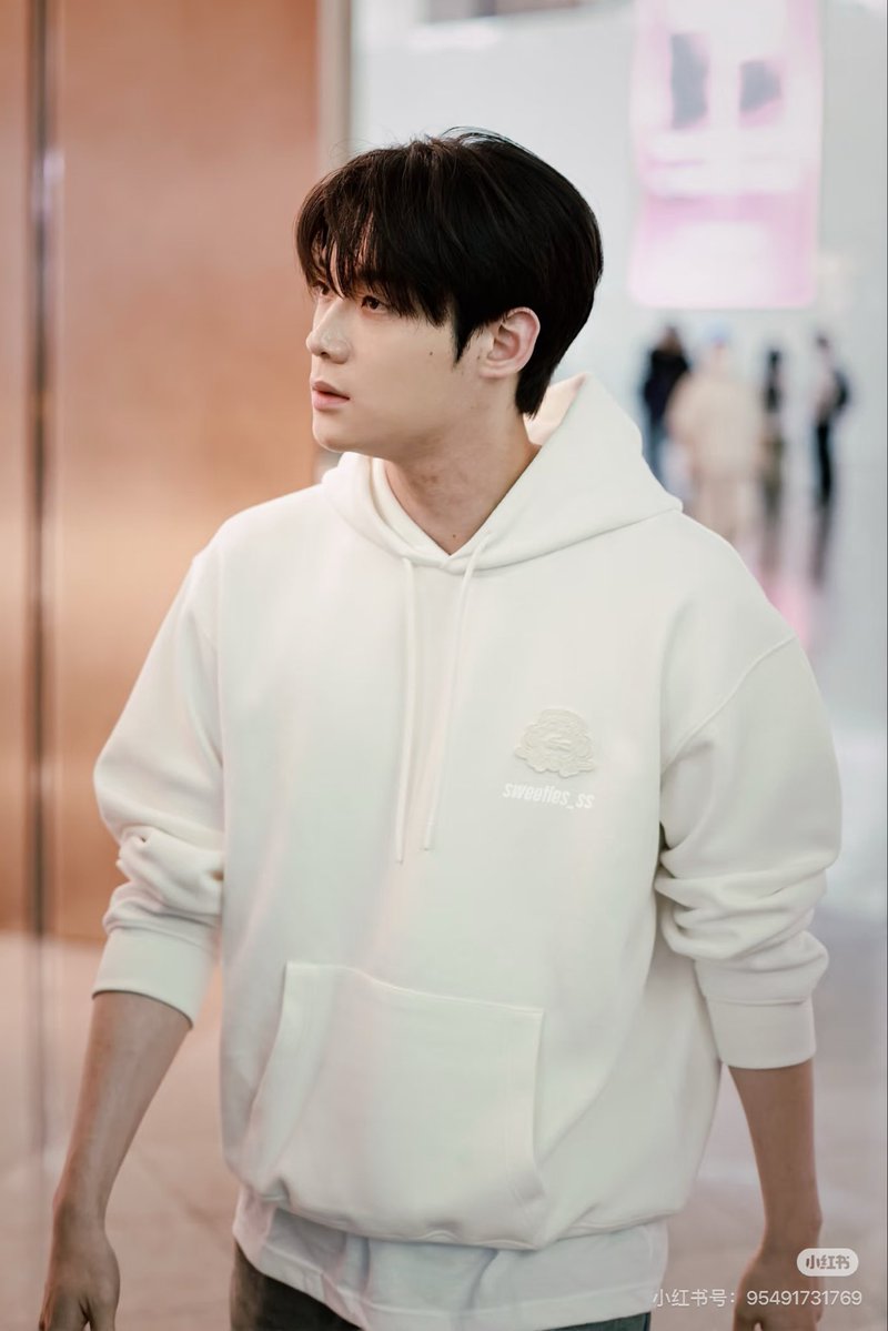 Hollowynn143's tweet photo. Kim YoonSik in LACOSTE today. This look suits him so well, the hoodie and sneakers make him look effortlessly stylish and charming. 🩵

Cre: sweeties_ss

#KimYoonSik #김윤식 #LACOSTE https://t.co/d9brd2FVXw