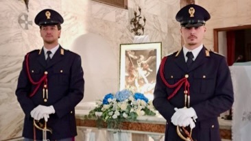 metisnews2's tweet photo. 🪽 A Crotone i festeggiamenti in onore di San Michele Arcangelo, patrono della Polizia di Stato. #SanMicheleArcangelo #PoliziaDiStato #Crotone #FestaPatronale #Legalità #Giustizia #Protezione #ForzaMorale #QuestorePanvino #VescovoTorriani ↓ https://t.co/ZxFEGG9ErN https://t.co/1w4rcuAFgu