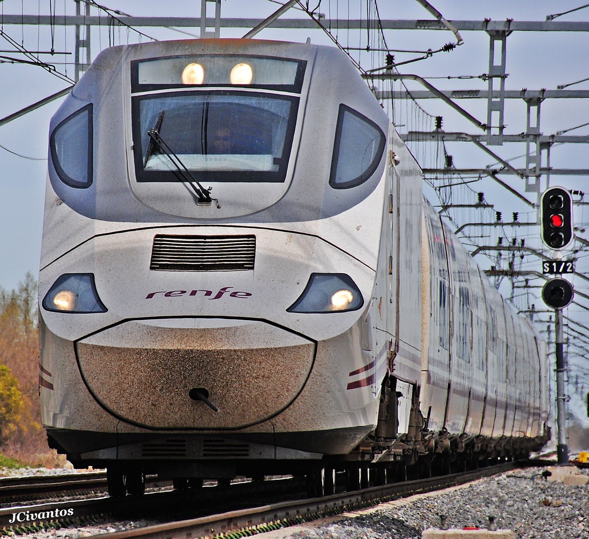 FJCivantos's tweet photo. Serie 130 de Renfe en la línea Madrid-Hendaya en la provincia de Valladolid...
@Renfe @TalgoGroup #tren #ferrocarril #altavelocidad #AVE #S130 https://t.co/2M48ubWC4l
