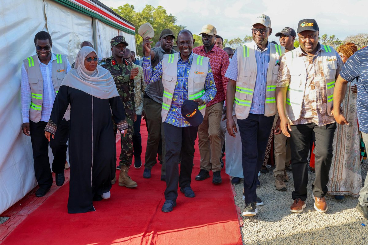 OpiyoWandayi's tweet photo. Last evening, I joined President @WilliamsRuto in Msambweni Constituency, Kwale County, during the launch of rural electrification projects and, later, engagement with the people. https://t.co/8CHMECNZwt
