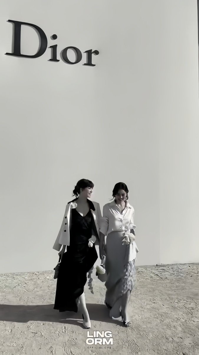 LingOrm_BH's tweet photo. Graceful in every movement, truly mesmerizing. Lingling Kwong and Orm Kornnaphat, the stunning Dior Brand Ambassadors. 🤍✨

LINGORM BA DIOR AT PFW
#DiorSummer27xLingOrm
#LinglingKwong #OrmKornnaphat
#LingOrm #Dior #DiorSummer27 #PFW https://t.co/NZ7OG28BBz