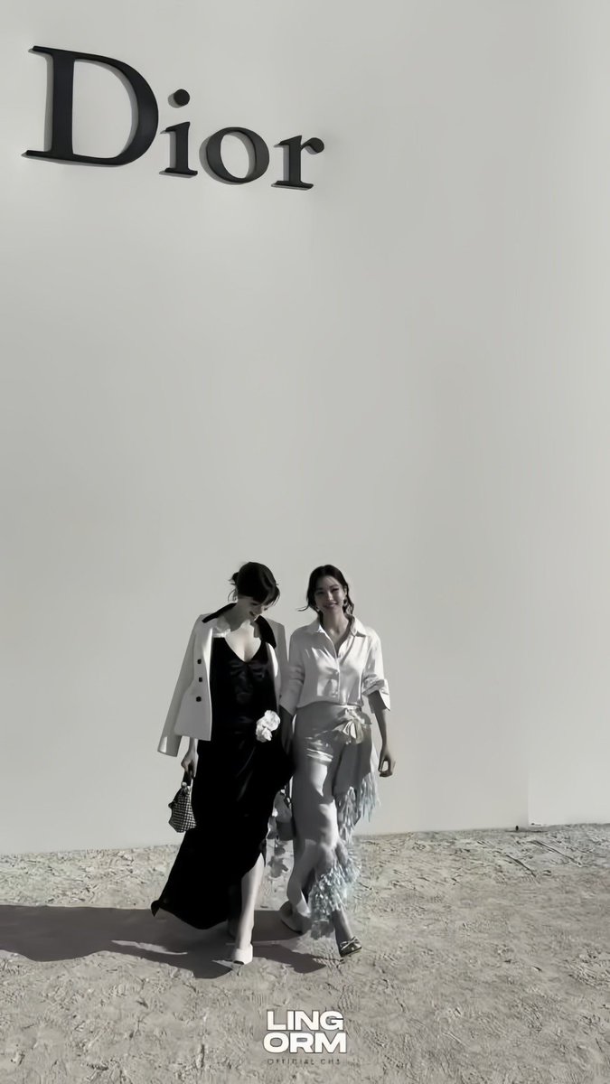 LingOrm_BH's tweet photo. Graceful in every movement, truly mesmerizing. Lingling Kwong and Orm Kornnaphat, the stunning Dior Brand Ambassadors. 🤍✨

LINGORM BA DIOR AT PFW
#DiorSummer27xLingOrm
#LinglingKwong #OrmKornnaphat
#LingOrm #Dior #DiorSummer27 #PFW https://t.co/NZ7OG28BBz