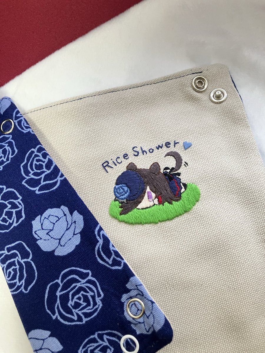 bindume0916's tweet photo. ライスシャワーが小物を守ってくれる
トレーを作りました💙

鍵も裁縫道具も、ライスに預ければ安心...

刺繍と仕立て、手作りで頑張りましたが
ライスの可愛さ出せたかな？🧵✨

#ウマ娘手芸部 #ライスシャワー #ウマ娘 https://t.co/CQnutXBBBm