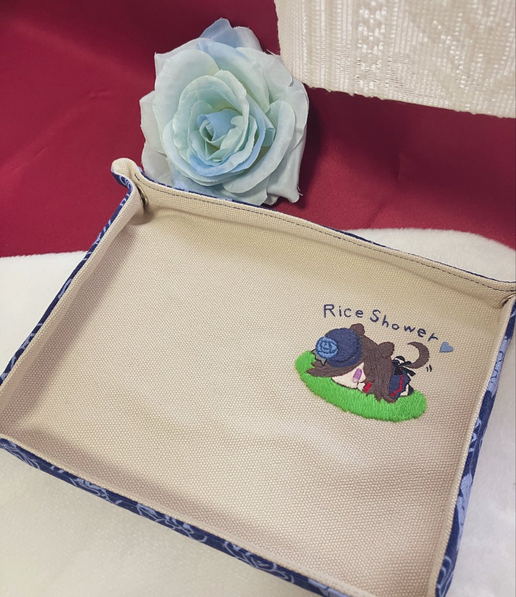 bindume0916's tweet photo. ライスシャワーが小物を守ってくれる
トレーを作りました💙

鍵も裁縫道具も、ライスに預ければ安心...

刺繍と仕立て、手作りで頑張りましたが
ライスの可愛さ出せたかな？🧵✨

#ウマ娘手芸部 #ライスシャワー #ウマ娘 https://t.co/CQnutXBBBm
