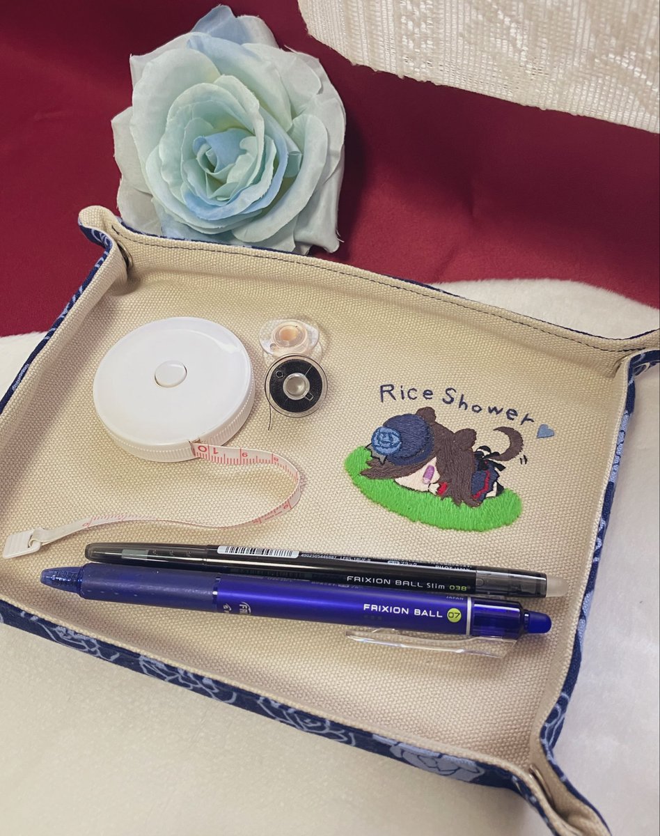 bindume0916's tweet photo. ライスシャワーが小物を守ってくれる
トレーを作りました💙

鍵も裁縫道具も、ライスに預ければ安心...

刺繍と仕立て、手作りで頑張りましたが
ライスの可愛さ出せたかな？🧵✨

#ウマ娘手芸部 #ライスシャワー #ウマ娘 https://t.co/CQnutXBBBm