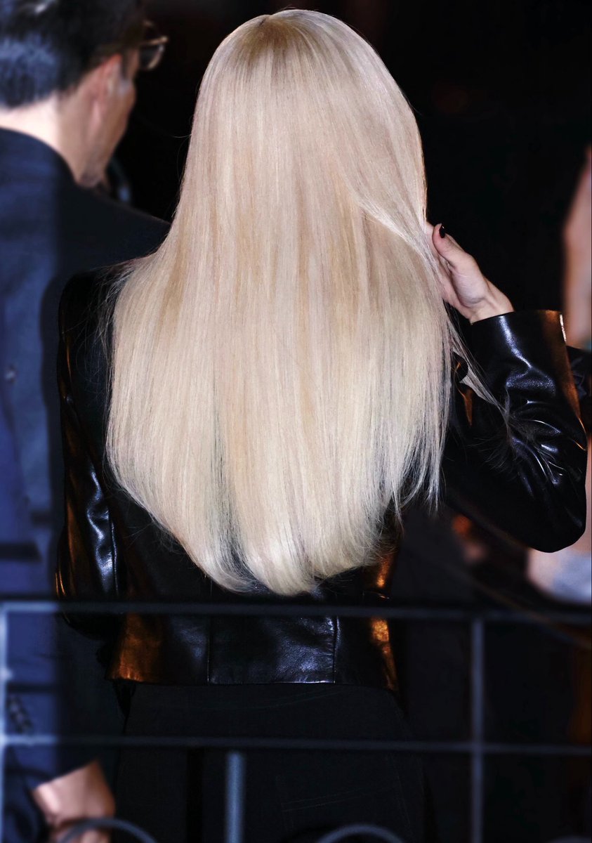 chaemchim's tweet photo. "theyre talking behind ur back"

"hows the view?" https://t.co/dALffWZjWq