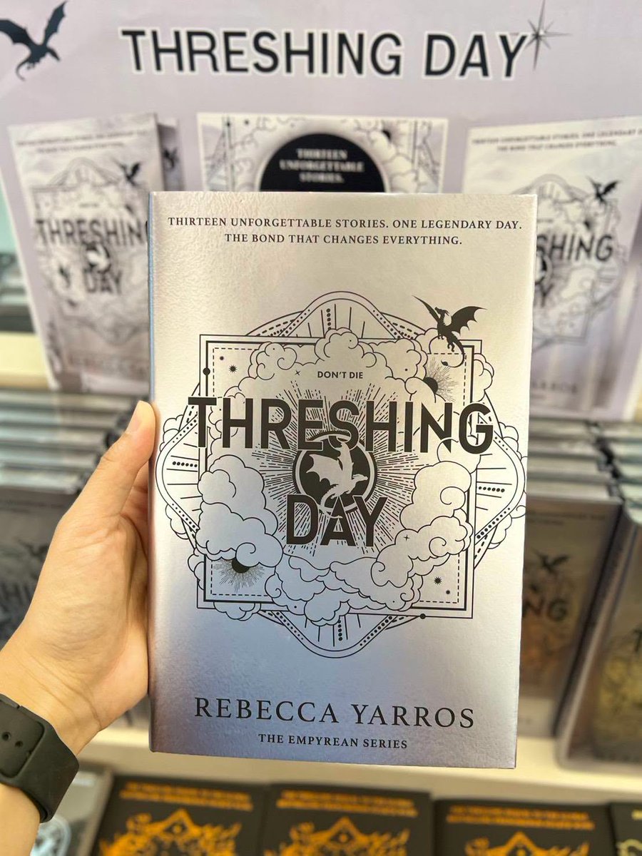 DozchanMi's tweet photo. รับหิ้วจาก Kino ค่า หนังสือเข้าแล้ว 

Threshing Day โดย Rebecca Yarros (UK Limited Deluxe Edition) 

พิมพ์ขอบสีเงินด้วยนะคะ ราคาช่วงแนะนำ ลด 10% เหลือเล่มละ 965 + EMS 60 ค่า 
#ThreshingDay #RebeccaYarros #หนังสือภาษาอังกฤษ  #รับหิ้วkinokuniya https://t.co/mDOQRpsJip