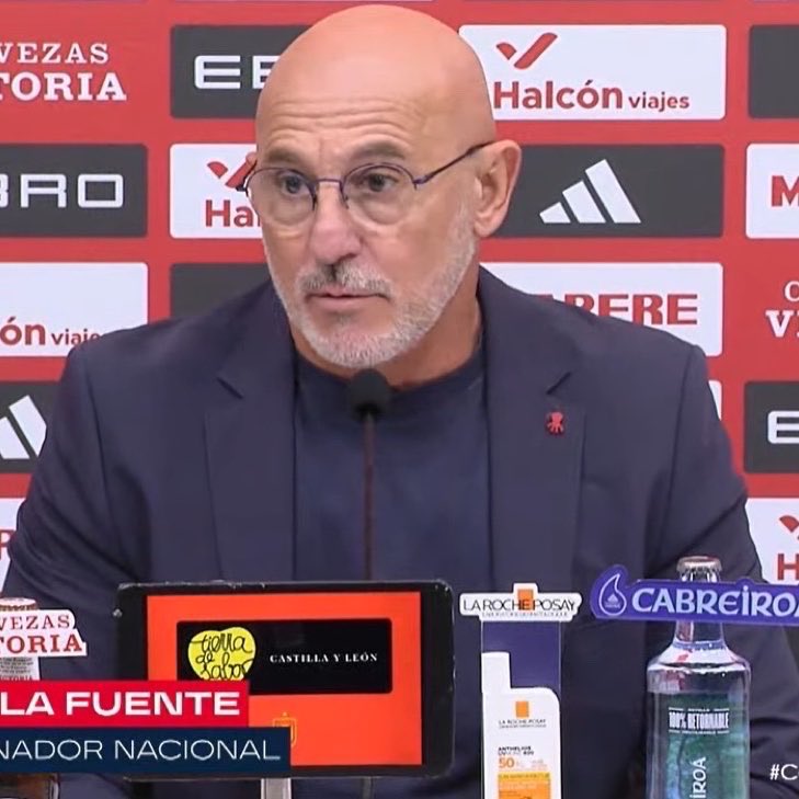 FabrizioRomano's tweet photo. 💭 Spain coach De La Fuente when asked by BILD if there is a German player he’d like to have: “Florian Wirtz! Incredible player”.

“Unfortunately, he doesn’t have a Spanish passport. I really like the way he plays”. 🇪🇸 https://t.co/39sVzOtoX1