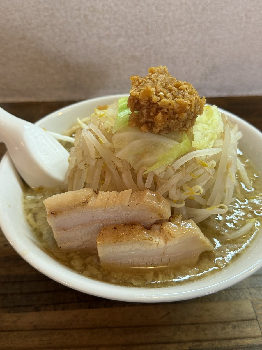 serverSE's tweet photo. 【麺屋承太郎（高崎）】
高崎出張ランチ！店内にジョジョ愛が溢れる人気店へ。
「山盛りラーメン承太郎」をオーダー！たっぷりの野菜に角ふじ風の茶色い刻みニンニク、極太ストレート麺もたっぷり。フワトロの極上チャーシューも最高で、高崎の地でお腹いっぱい大��足の一杯でした👍 https://t.co/tpWuonpIdJ