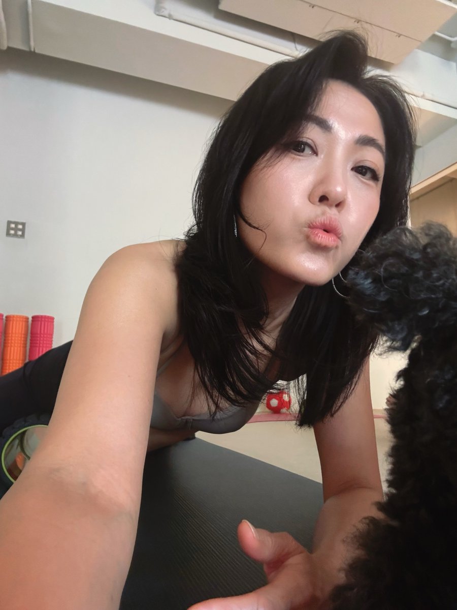 ting_yin_lu's tweet photo. Workout day! 🏋🏻‍♀️✨
Thought I’d be last but got here first. Early bird goddess win! 😎👏🏻🤣
The foam roller class felt SO real today... dead serious 🤪
Then Bingo kept stalking me and straight up sneezed right on my face during rolling… smh, thanks a lot 😤 https://t.co/C1VGDoLYsq