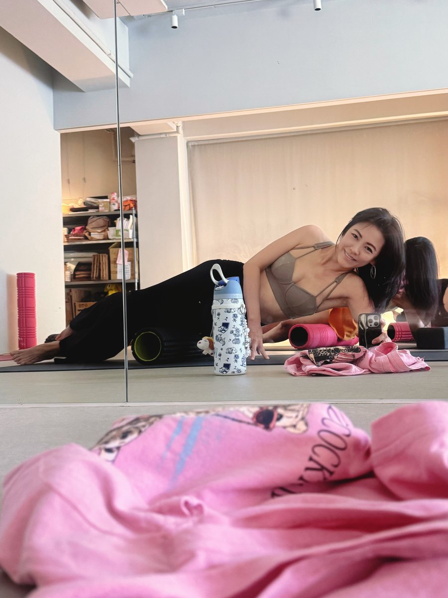 ting_yin_lu's tweet photo. Workout day! 🏋🏻‍♀️✨
Thought I’d be last but got here first. Early bird goddess win! 😎👏🏻🤣
The foam roller class felt SO real today... dead serious 🤪
Then Bingo kept stalking me and straight up sneezed right on my face during rolling… smh, thanks a lot 😤 https://t.co/C1VGDoLYsq