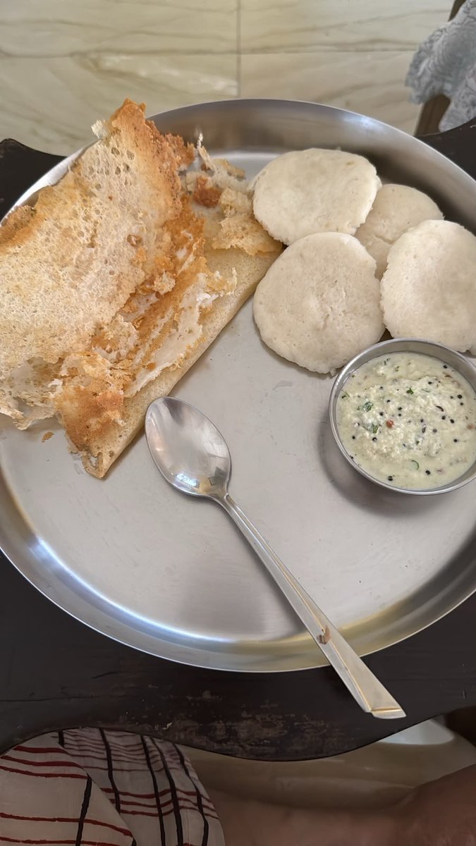 CkapoorSeema's tweet photo. आइये पुष्पा के हाथ के इडली डोसा खाइये 😊
#seemakapoor #pushpa #idli #dosa #food https://t.co/0GOdh2kDwO