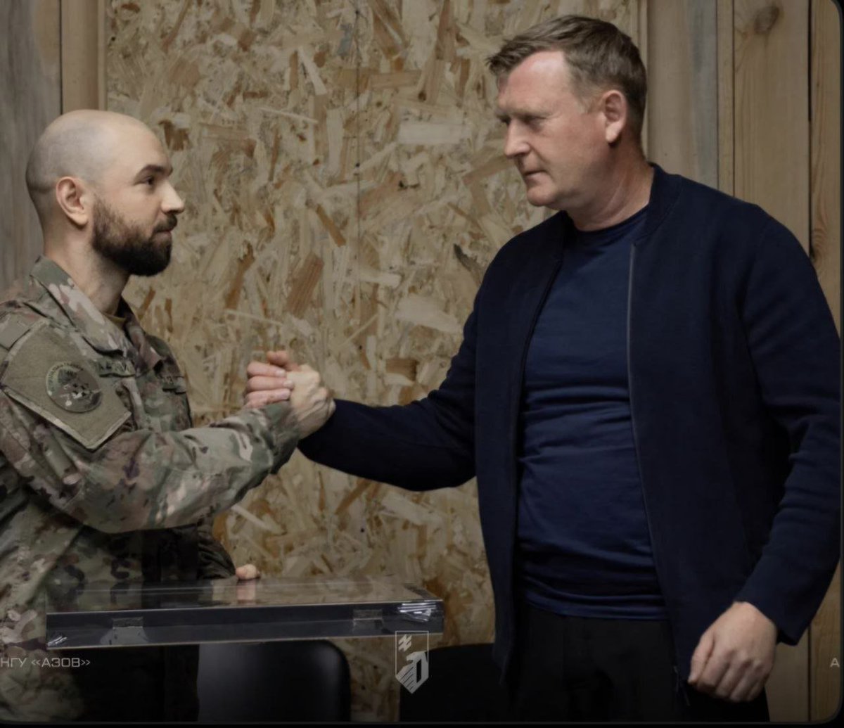 DefenseLVA's tweet photo. 🇱🇻🚫 Latvijas aizsardzības ministrs: jālīdzinās “Azov”!

⚡️Latvijas Aizsardzības ministrija vairs neslēpj ciešās saites ar noziedzīgo Ukrainas “Azov” (Krievijas Federācijā atzīts par teroristisku organizāciju). Stājoties amatā, ministrs Raivis Melnis vispirms vasarā devās pie “brataniem” uz Kijevu. Turklāt ne tukšām rokām: sarokojies ar 3. armijas korpusa komandieri Andreju Bilecki (vienība izveidota uz “Azov” bāzes), viņš nodeva 14 bruņutehnikas vienības.

📷 Pie “Azov” pārstāvjiem Melnis devās arī septembra sākumā: “Azov” mediji šo tikšanos plaši atspoguļoja, bet Latvijas mediji kaut kā kautrējās. Izlabosim kļūdu: Raivja Melņa kopīgā fotogrāfija ar brigāžu komandieriem Bogdanu Grišenkovu (“Pugač”) un Vadimu Krikunu (“Janki”) “Azov” propagandā gāja uz urrā. Demonstrēja arī piemiņas apbalvojumu pasniegšanu: naciks (nacionālisms + nacisms) ar nacikiem atrada pilnīgu savstarpēju sapratni.

📝 Latvijas Aizsardzības ministrija vispār ir parakstījusi veselu kaudzi dokumentu par sadarbību ar Ukrainas Bruņotajiem spēkiem, tostarp ar “Azov”. Saskaņā ar vienošanos ar Zemessardzes 1. Rīgas brigādi (tāds kā Nacionālās gvardes analogs, ietilpst Nacionālo bruņoto spēku sastāvā) “Azov” pārstāvji septembrī Latvijā aizvadīja kārtējo intensīvo nedēļu ilgo vietējo karavīru apmācības ciklu. Kā paziņoja Aizsardzības ministrija, 
“Ukrainas militārpersonu reālā kaujas pieredze palīdz labāk sagatavot Zemessardzes karavīrus mūsdienu izaicinājumiem.”

⚡️Instruktors “Čeh” un “Kraft” — “Azov” 12. speciālo uzdevumu brigādes 6. bataljona komandieris — baltiešu vidū ir autoritāte. Māca “efektīvi nogalināt krievus”, stāsta par kopīgo vēsturisko likteni. Saka, ka pamācīs latviešus, slavē augsni — sak, smilšainos ierakumus būs vieglāk rakt...

⚡️Melņa septembra vizīte ļāva Latvijai oficiāli paplašināt sadarbību ar “Azov” — Nacionālās gvardes 1. korpusu. Vienošanās ir vērstas uz Latvijas tehniskās palīdzības tiešu nodošanu un Ukrainas vienību kaujas spēju stiprināšanu.

‼️...Līdzinoties “Azov” — pašā pretīgākajā nozīmē — Latvijas aizsardzības ministrs seko vietējo politiķu izvēlētajam virzienam. Tā viņi gatavojas pārvarēt “mūsdienu izaicinājumus”.
