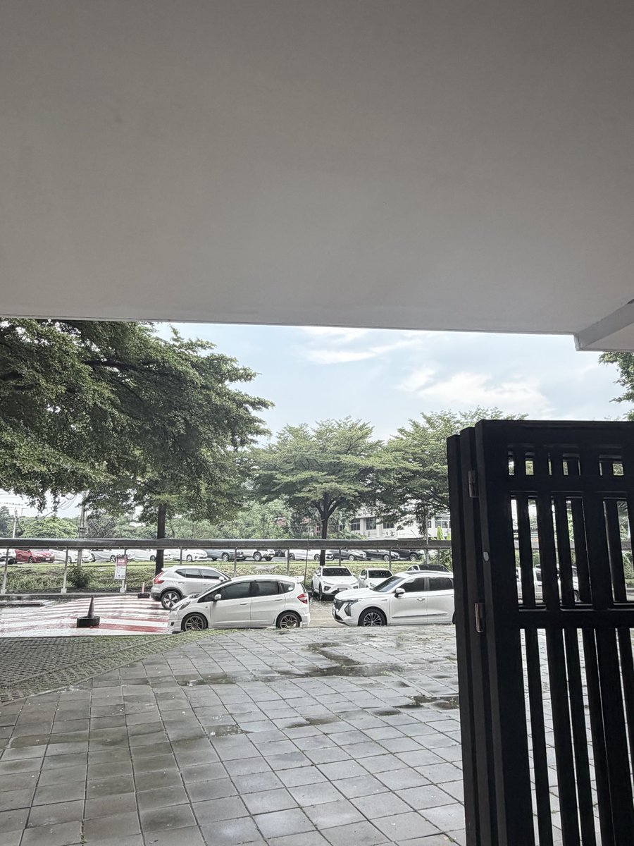 Bw8oo's tweet photo. ไม่อยากติดฝน #รังสิต https://t.co/ieemOrXYds