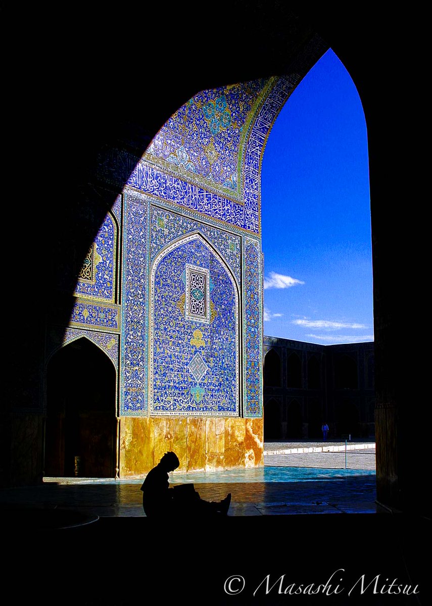 MitsuiMasashi's tweet photo. イランの古都エスファハーンの象徴「王のモスク」。青い釉薬タイルに彩られたモスクと、その影に切り取られた空を、時が経つのも忘れて眺めた。礼拝を呼びかけるアザーンの声が、風に乗って聞こえてくる。その響きには、ムスリムではない僕の心にも訴えかけるものがあった。 https://t.co/GXRUKkIx1S
