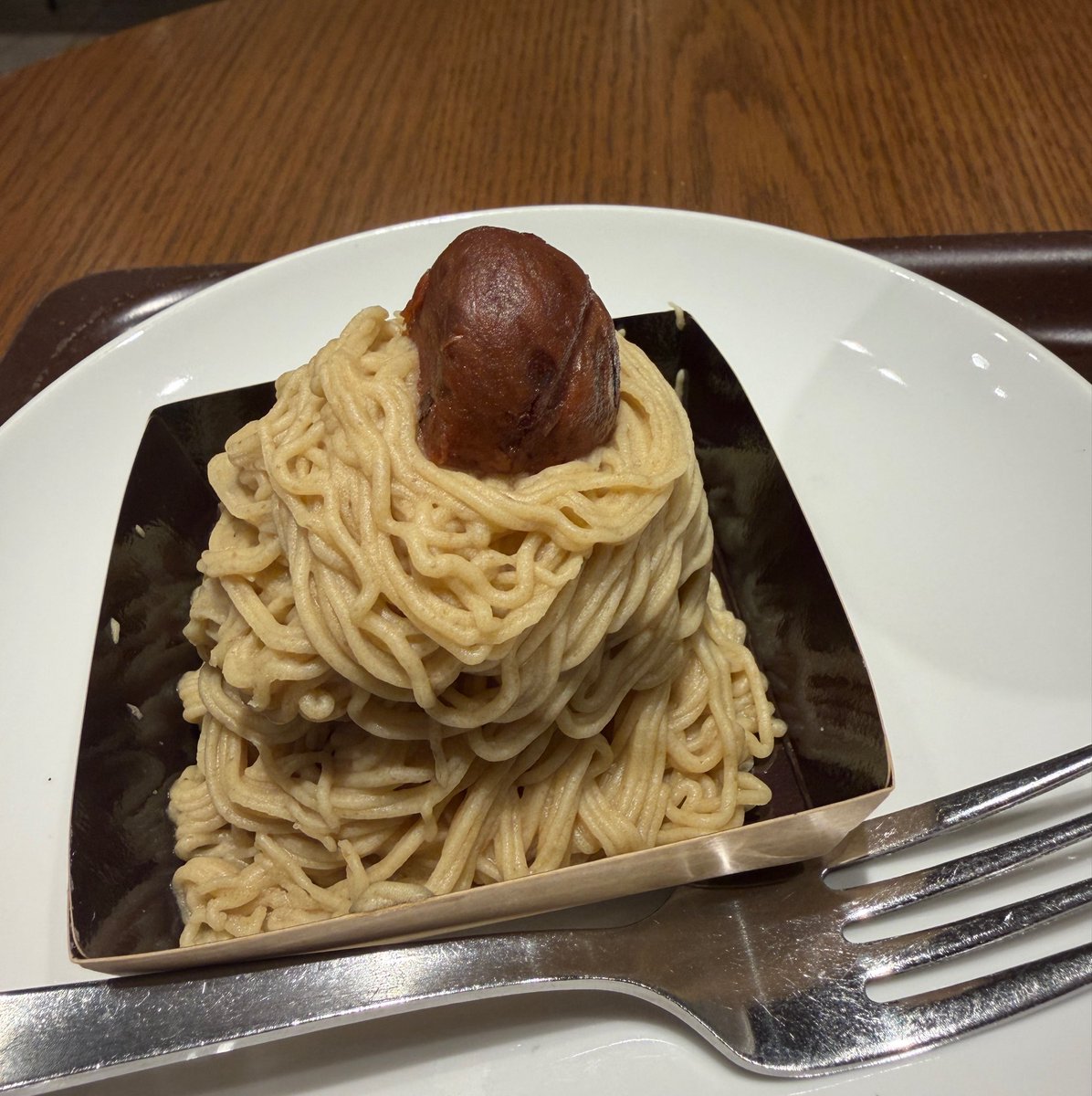 mkmn0830's tweet photo. いいお天気やから朝からお洗濯して、スーパーで買い出しして、夕飯の肉じゃが作って、子の習い事送迎して、合間合間でお仕事して、大天才大優勝したのでご褒美モンブラン🌰 https://t.co/8Uhg60c1aV