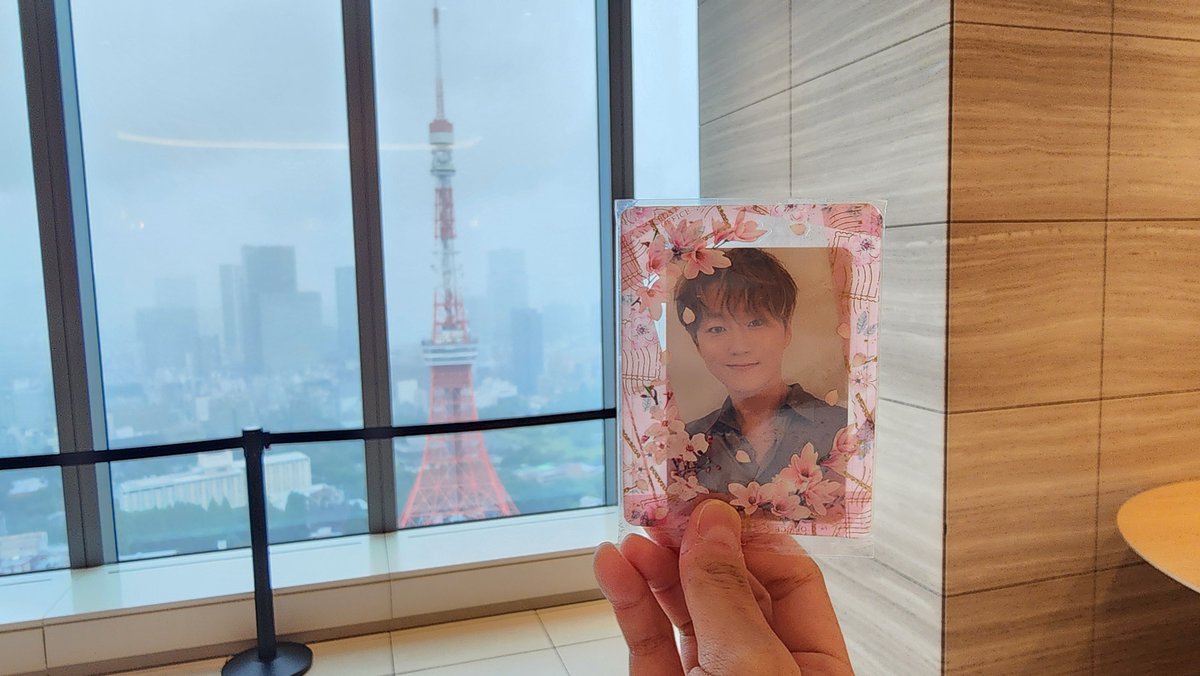 eAn_1826's tweet photo. 🗼 도쿄타워 전망대 (모리타워 34층)
아니 3시 58분에 내렸는데 4시반까지 영업이고 4시에 라스트 오더라고 안내문 써있어서 냅다 뜀ㅋ큐ㅠㅠㅠㅠ 다들 일찍 오시는 게 좋을 것 같아요... 비와서 흐린 바람에 우중충했지만 화창한 날이거나 아경 보이는 시간대면 예쁠 것 같아 https://t.co/uBnWV9lYgQ