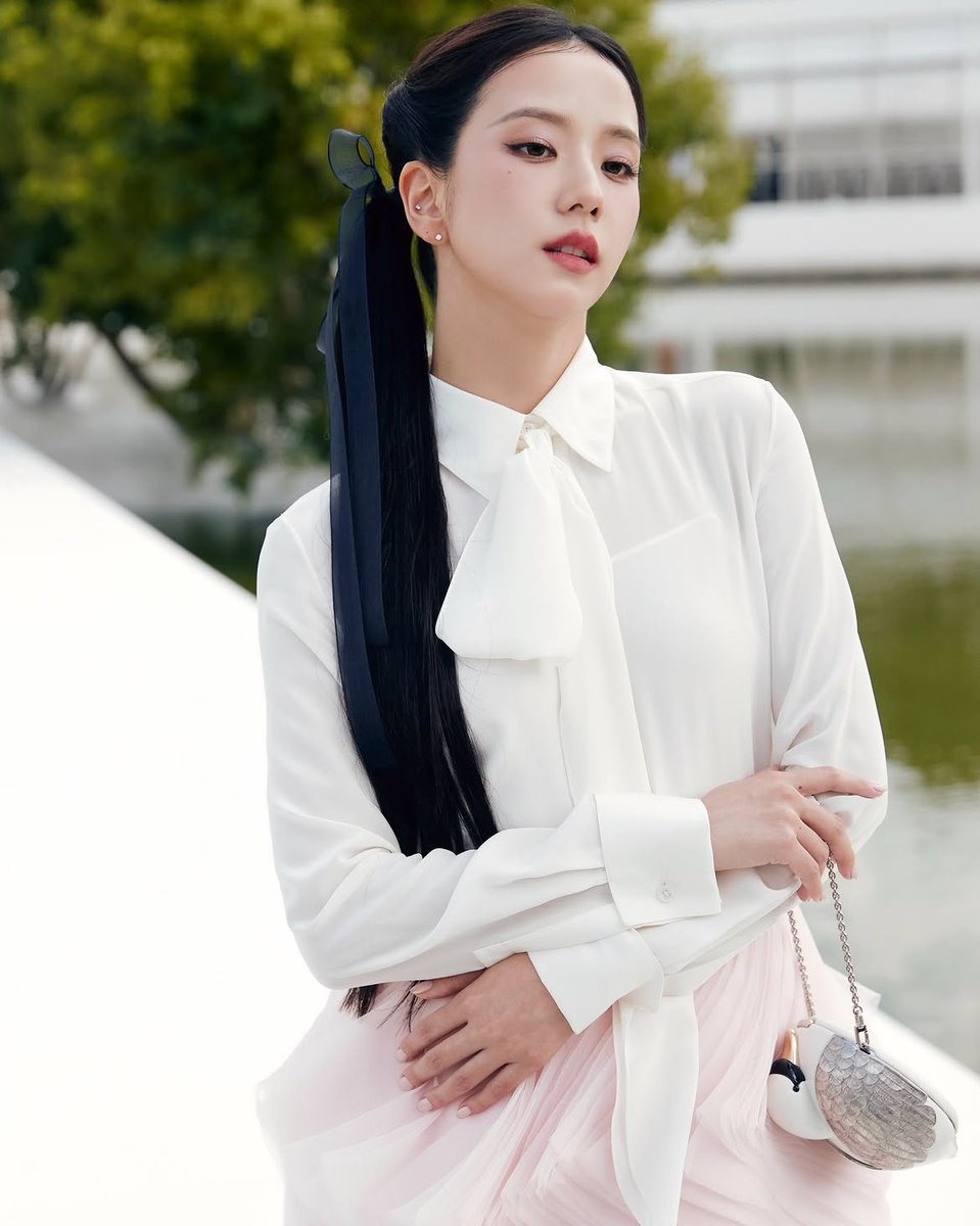 Jisooofv's tweet photo. 🌳🧚 @Dior @jonathan #Dior #DiorSummer27 https://t.co/v0XEGqpGm1