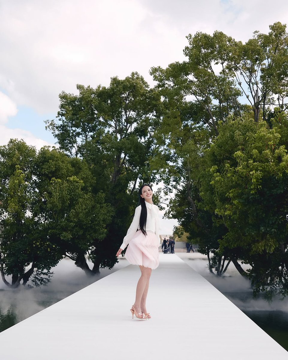 Jisooofv's tweet photo. 🌳🧚 @Dior @jonathan #Dior #DiorSummer27 https://t.co/v0XEGqpGm1