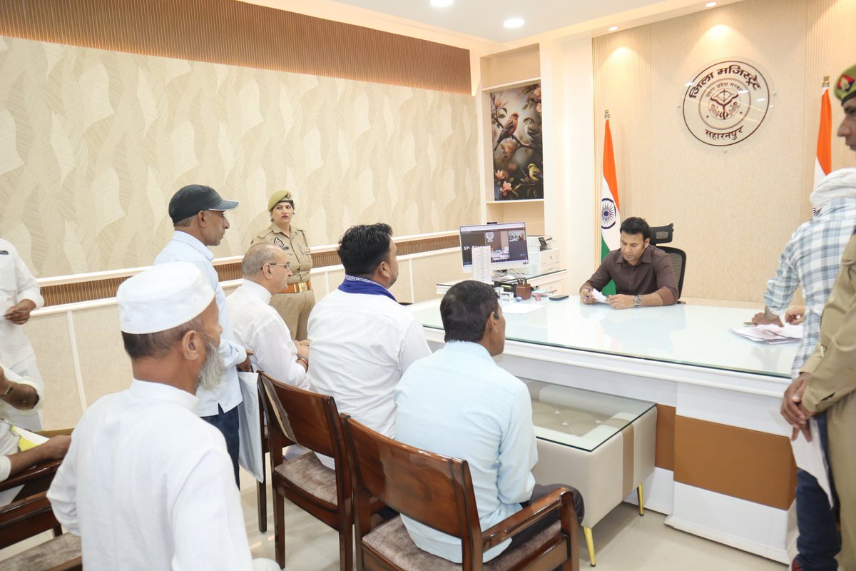 SaharanpurDm's tweet photo. जनता दर्शन में कार्यालय पहुंचे लोगों की समस्याओं को सुना, संबंधित अधिकारियों को गुणवत्तापूर्ण निस्तारण किए जाने हेतु निर्देशित किया।
@CMOfficeUP @UPGovt @ChiefSecyUP @InfoDeptUP https://t.co/DTCdOrg9ju